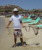 Peter from Quebec keeps Paraga beach clean