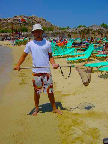 Peter from Quebec keeps Paraga beach clean