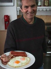 Manolis serves breakfast and great coffee in Kamares, Sifnos