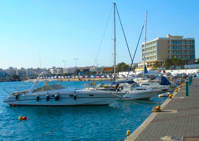 Rafina, Avra Hotel